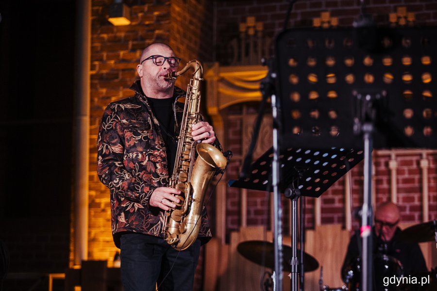 Muzyk grający na saksofonie