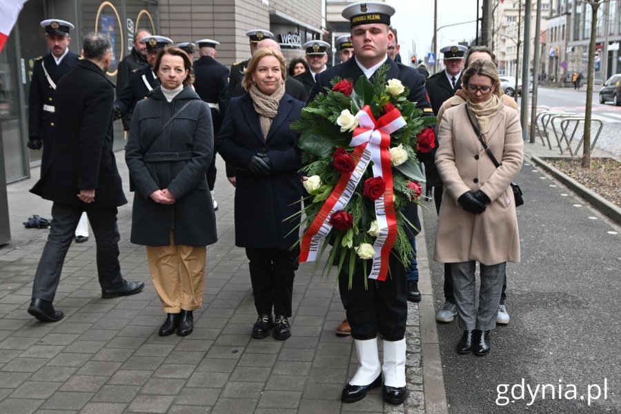 Kwiaty złożyli m.in. wiceprezydentka Gdyni Oktawia Gorzeńska, dyrektor zarządzający ds. kultury i aktywności mieszkańców Mariusz Bzdęga, wiceprzewodniczący Rady Miasta Jakub Ubych i Ireneusz Trojanowicz wraz z radnymi (fot. Magdalena Starnawska)