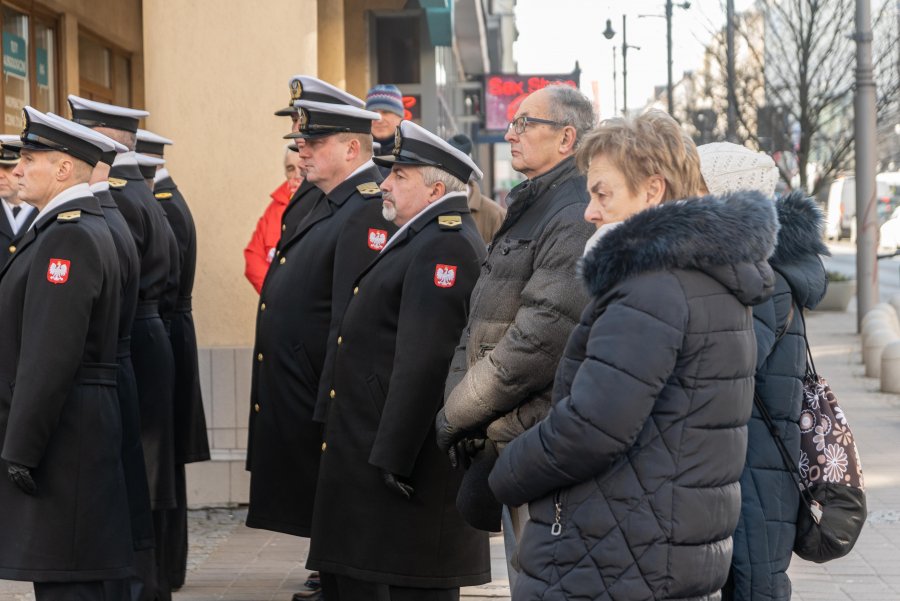 W uroczystościach z okazji Narodowego Dnia Pamięci Żołnierzy Wyklętych wzięli udział m.in. przedstawiciele Marynarki Wojennej oraz mieszkańcy // fot. Kamil Złoch