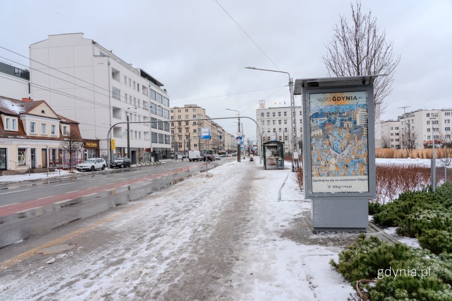Urodzinowy plakat autorstwa Jana Rutki w przestrzeni miasta (fot. Michał Sałata)