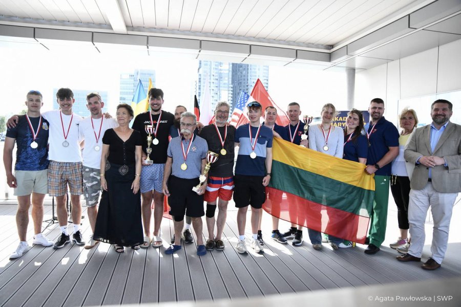 Ekipa z falgą i medalami
