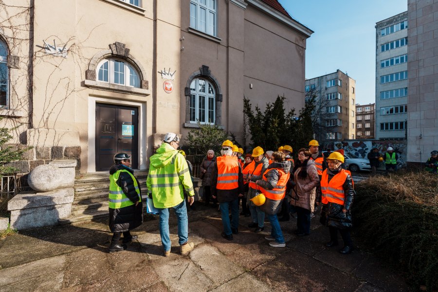 Uczestnicy wizyty na terenie budowy Centrum Nowoczesnego Seniora // fot. Dawid Linkowski