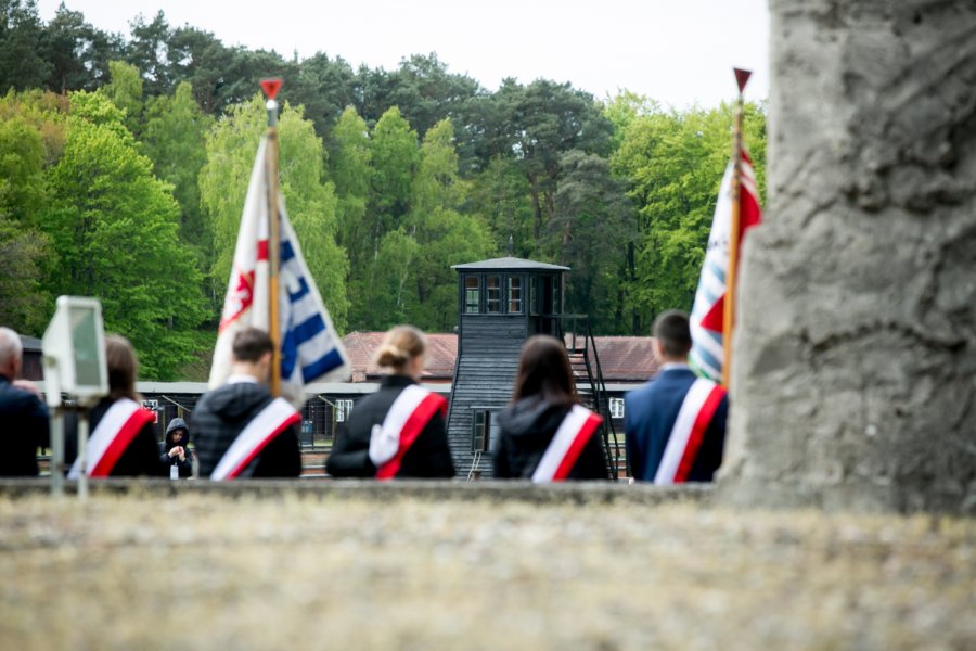 Widoczna zza pocztów sztandarowych wieża wartownicza w Muzeum Stutthof w Sztutowie 
