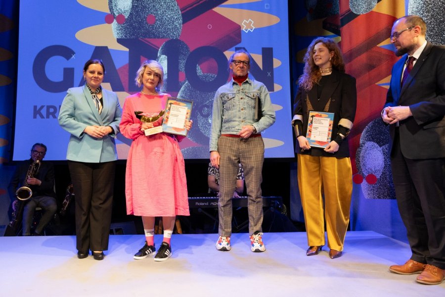 Aleksandra Godlewska (druga z lewej), laureatka w kategorii kreacja artystyczna i nominowani w tej samej kategorii w towarzystwie prezydent Aleksandry Kosiorek i Mariusza Bzdęgi, dyrektora zarządzającego ds. kultury i aktywności mieszkańców