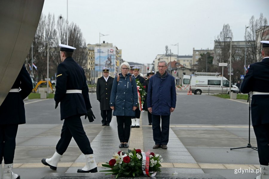 Joanna Zielińska - przewodnicząca Rady Miasta Gdyni i radny miasta Zenon Roda złożyli wieniec przed pomnikiem Polski Morskiej z okazji 79. rocznicy zakończenia walk o Gdynię