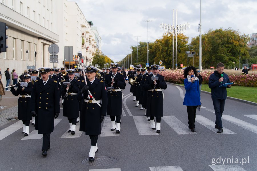 Reprezentacyjna Orkiestra Marynarki Wojennej w procesji podczas Dnia Papieskiego