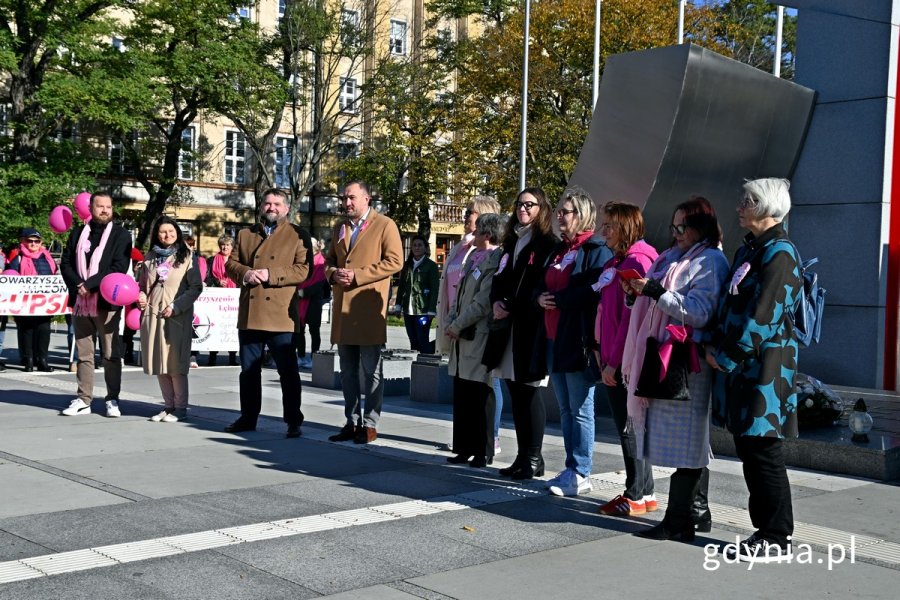 Parlamentarzyści i gdyńscy samorządowcy przed Pomnikiem Polski Morskiej podczas Marszu Różowej Wstążki. Od lewej: radni Gdyni Łukasz Strzałkowski i Emilia Rogała, Tadeusz Szemiot – przewodniczący Rady Miasta Gdyni, Tomasz Augustyniak – wiceprezydent Gdyni, radna Teresa Bysewska, Janina Łojba – prezes Stowarzyszenia Amazonek Gdyńskich, posłanka Wioleta Tomczak, radne Gdyni Agnieszka Tokarska, Anna Szpajer i Joanna Zielińska