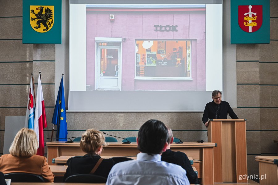 Wręczenie nagród w konkursie na najlepiej zaprojektowany szyld w Gdyni - przemawia jeden z członków konkursowej kapituły, architekt Zbigniew Reszka (fot. Kamil Złoch)