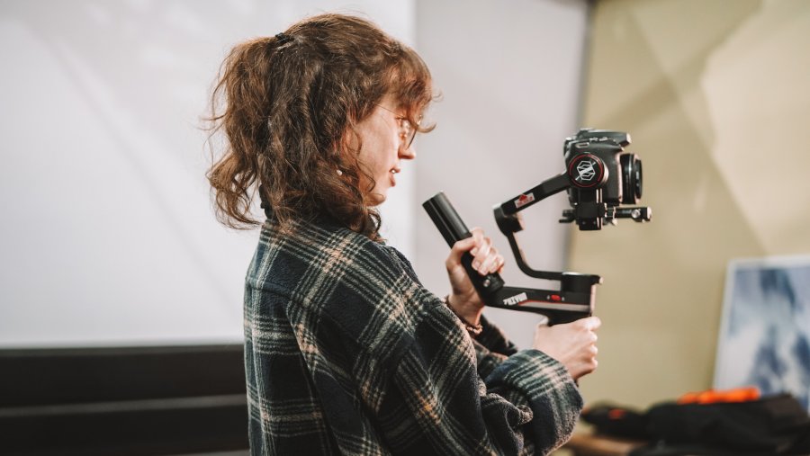 Dziewczyna z kamerą podczas warsztatów filmowych. (fot. materiały prasowe GCF)