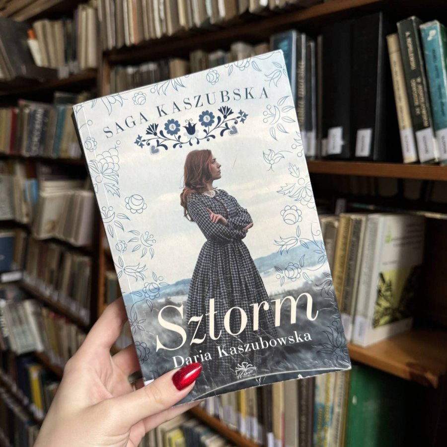 Kobieca dłoń trzymająca książkę „Sztorm”