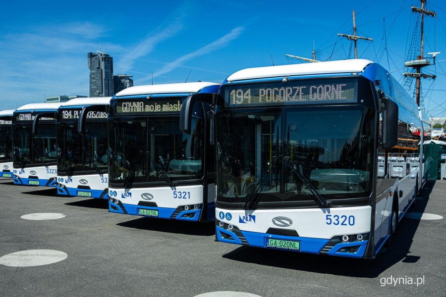Przekazanie nowych autobus&oacute;w elektrycznych Solaris Urbino 18 Electric na Molo Południowym w Gdyni (fot. Kamil Złoch)