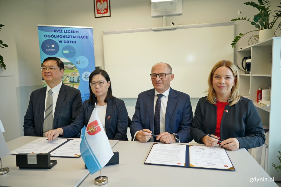Od lewej: Lo Ta-Sheng – wiceprezydent Kaohsiungu, Wu Wen-Ching – zastępczyni dyrektora generalnego Biura ds. Edukacji, Witold Chudyszewicz – dyrektor Zespołu Szkół Ogólnokształcących nr 8 w Gdyni oraz wiceprezydentka Oktawia Gorzeńska podczas podpisania listu intencyjnego ws. współpracy XVII LO w Gdyni i Municipal Hsin Hsing Senior High School w Kaohsiungu
