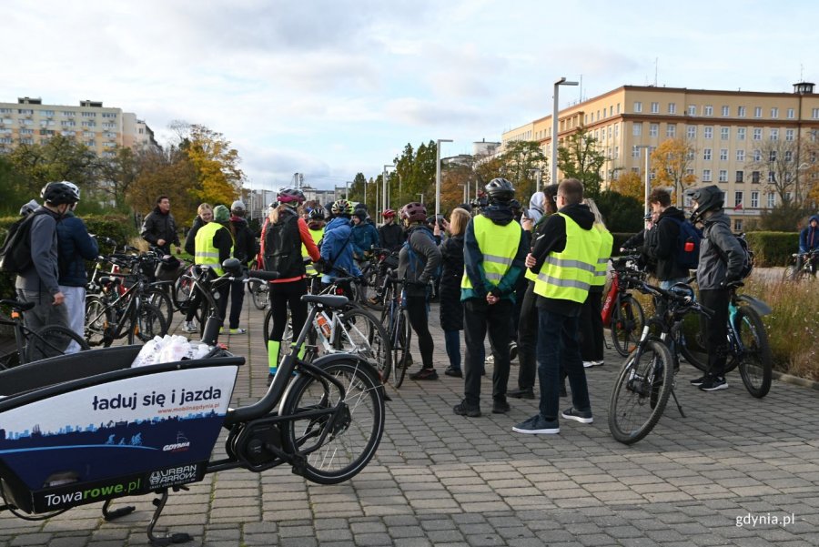 Rowerzyści wyruszyli spod fontanny na skwerze Kościuszki (fot. Magdalena Starnawska)