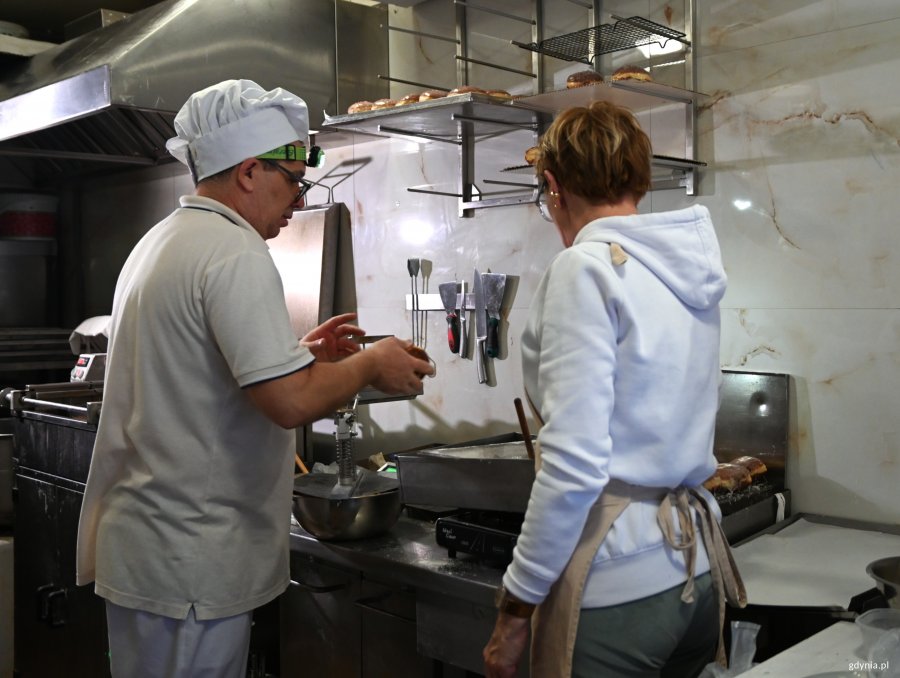 Dw&oacute;jka cukiernik&oacute;w przy maszynie do pieczenia