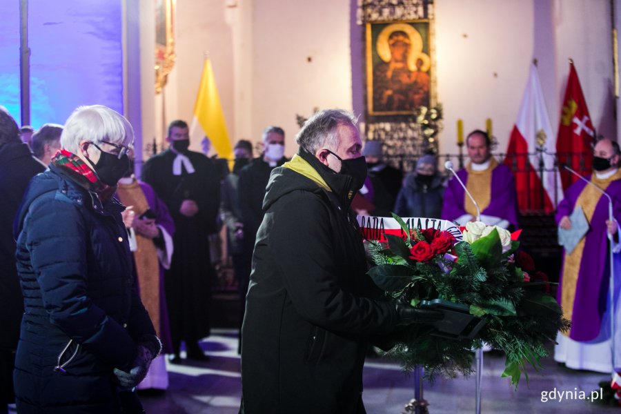 Msza święta w drugą rocznicę śmierci prezydenta Gdańska Pawła Adamowicza. N/z Joanna Zielińska, przewodnicząca Rady Miasta Gdyni i prezydent Gdyni Wojciech Szczurek składaja kwiaty.. Fot. Karol Stańczak