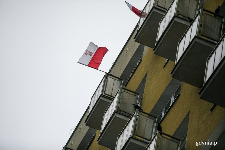 Biało-czerwone flagi ozdabiające balkony jednego z bloków // fot. Karol Stańczak