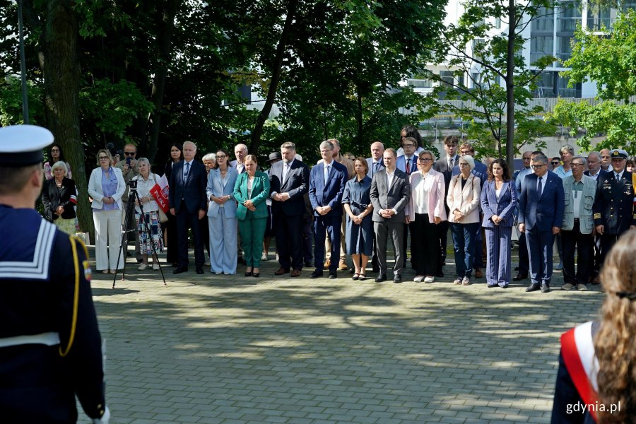 Od lewej: radna Agnieszka Tokarska i Mariola Śrubarczyk-Cichowska – wiceprzewodnicząca Rady Miasta Gdyni, senator Sławomir Rybicki, posłanka Wioleta Tomczak, prezydent Gdyni Aleksandra Kosiorek, Tadeusz Szemiot – przewodniczący Rady Miasta Gdyni, wiceprezydent Gdyni Rafał Geremek, radni Larysa Kramin, Norbert Anisowicz, Teresa Bysewska i Joanna Zielińska oraz posłanka Dorota Arciszewska-Mielewczyk podczas obchodów 86. rocznicy wybuchu II wojny światowej, które odbyły się na Cmentarzu Wojennym w Gdyni