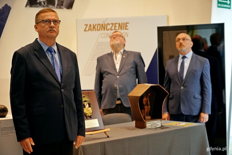 Od lewej: Tomasz Miegoń – dyrektor Muzeum Marynarki Wojennej w Gdyni, Waldemar Bocheński – prezes Stowarzyszenia Weteranów Polskich Formacji Granicznych oraz Andrzej Olichwiruk – wiceprezes Stowarzyszenia Weteranów Polskich Formacji Granicznych podczas uroczystości przekazania kapliczki pamięci Józefa i Zofii Unrugów 