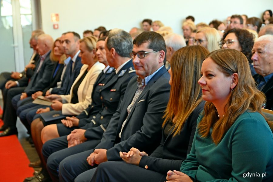 Uczestnicy inauguracji roku akademickiego w Wyższej Szkole Administracji i Biznesu w Gdyni, a wśród nich prezydent Gdyni Aleksandra Kosiorek (pierwsza z prawej)
