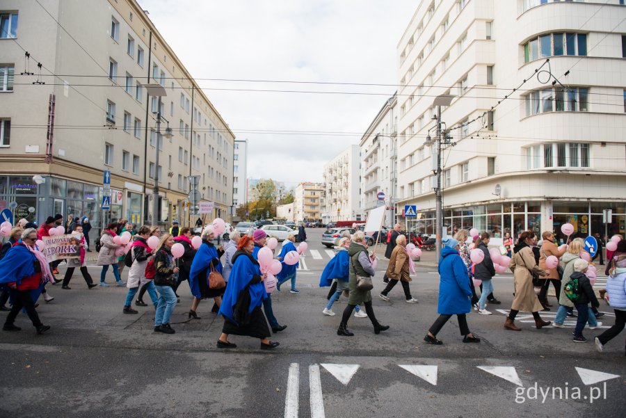 Uczestnicy Marszu Różowej Wstążki na ul. Świętojańskiej 