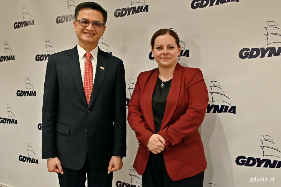 Prezydent Gdyni Aleksandra Kosiorek i Jeff Y. J. Liu –  dyrektor Biura Przedstawicielstwa Tajpej w Polsce podczas spotkania w Urzędzie Miasta Gdyni 