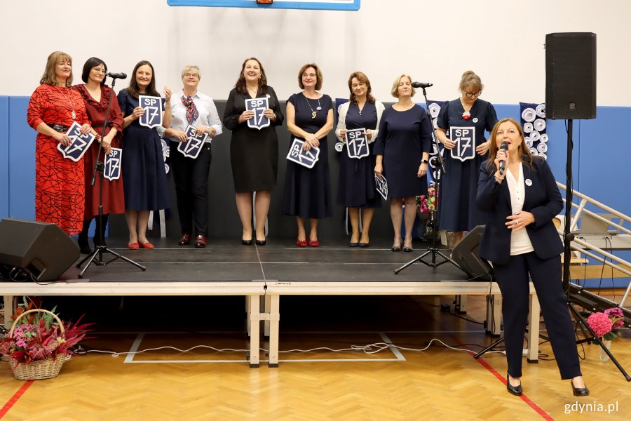 Jubileusz 80-lecia SP 17 w Gdyni, na zdjęciu nauczycielki szkoły i Dyrektorka SP 17 Monika Małyszko  (fot. Katarzyna Balcerzak)