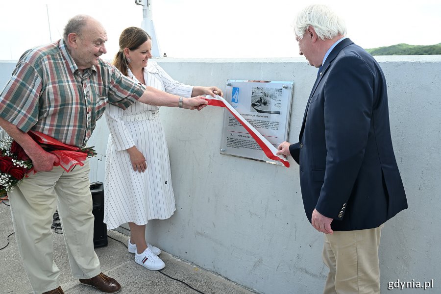 Prezydent Gdyni Aleksandra Kosiorek i Bogusław Witkowski - prezes Pomorskiego Związku Żeglarskiego odsłaniają tablicę poświęconą Piotrowi i Mieczysławowi Ejsmontom w alei Żeglarstwa Polskiego