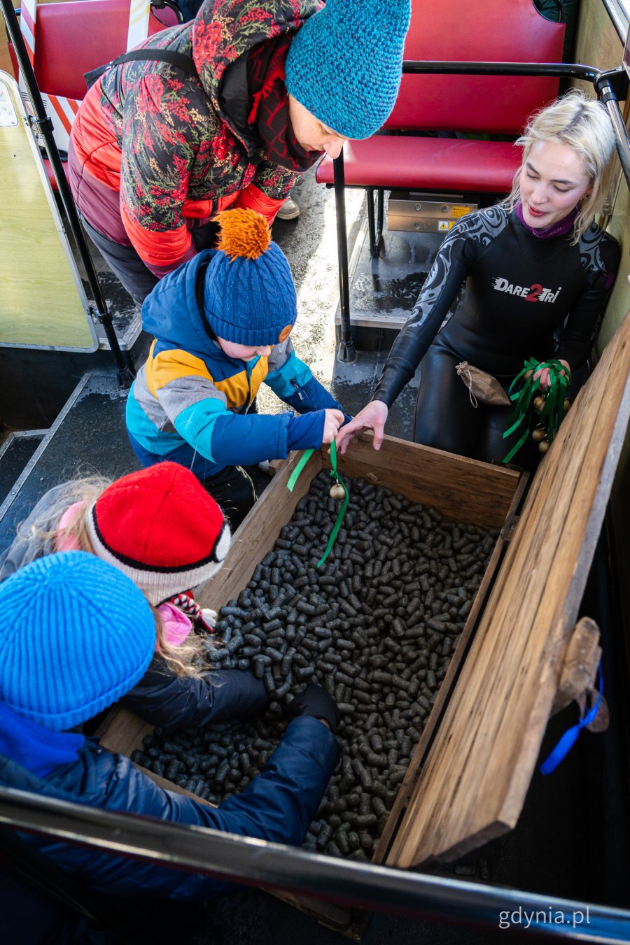 Uczestnicy gry miejskiej opartej na spektaklu &bdquo;Majka z Kajtkiem jadą trajtkiem&rdquo; (fot. Kamil Złoch)