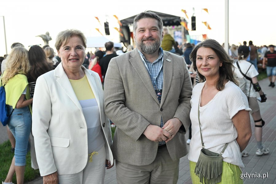 Tadeusz Szemiot &ndash; przewodniczący Rady Miasta Gdyni oraz radne miasta Teresa Bysewska i Monika Strzałkowska podczas koncertu &bdquo;Cztery żywioły&rdquo; na Bulwarze Nadmorskim 