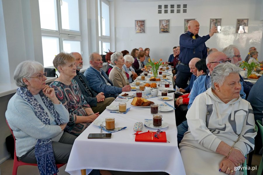 Uczestnicy spotkania członk&oacute;w gdyńskiego oddziału&nbsp;Zrzeszenia Kaszubsko-Pomorskiego zgromadzeni w Zespole Szkolno-Przedszkolnym nr 5 