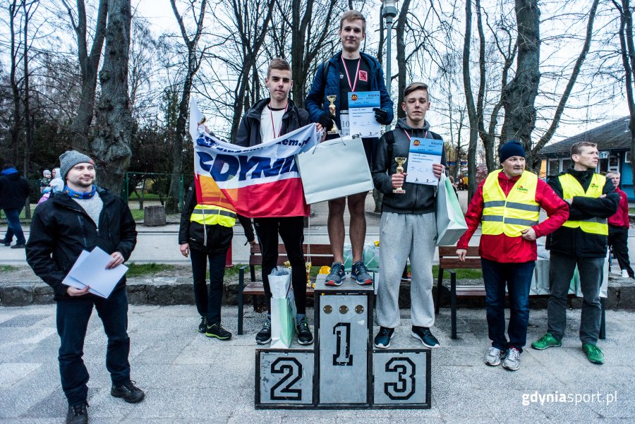 Zawodnicy stoją na podium