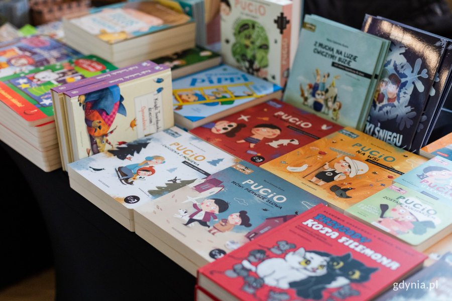 Zbiór książek dla dzieci na jednym ze stoisk ustawionych w Cafe Kultura w ramach Festiwalu Literatury Dziecięcej „Koci Łapci” // fot. Karol Stańczak