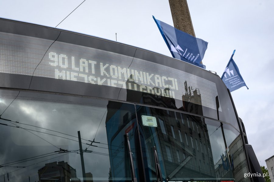 Parada autobusów i trolejbusów // fot. Dawid Linkowski