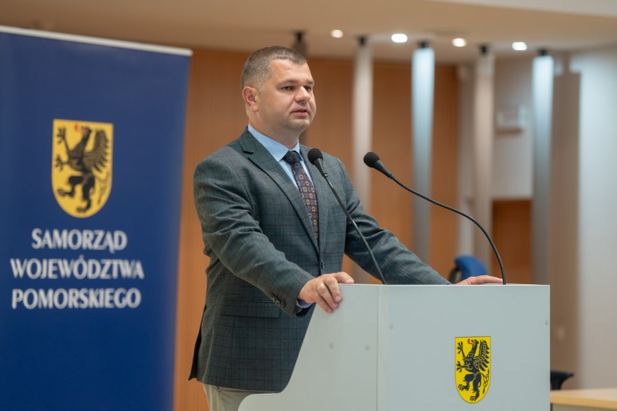 Podczas specjalnej konferencji swoje wystąpienie miał członek zarządu wojew&oacute;dztwa pomorskiego Adam Gawrylik 
