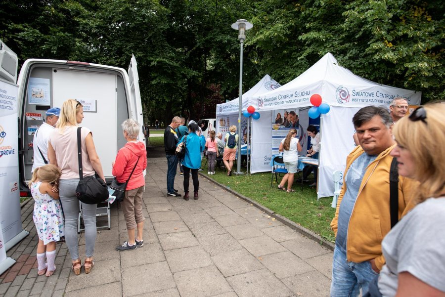Plenerowe studia Polskiego Radia nadają z Gdyni przed „Lato z Radiem Festiwal”, fot. Dawid Linkowski