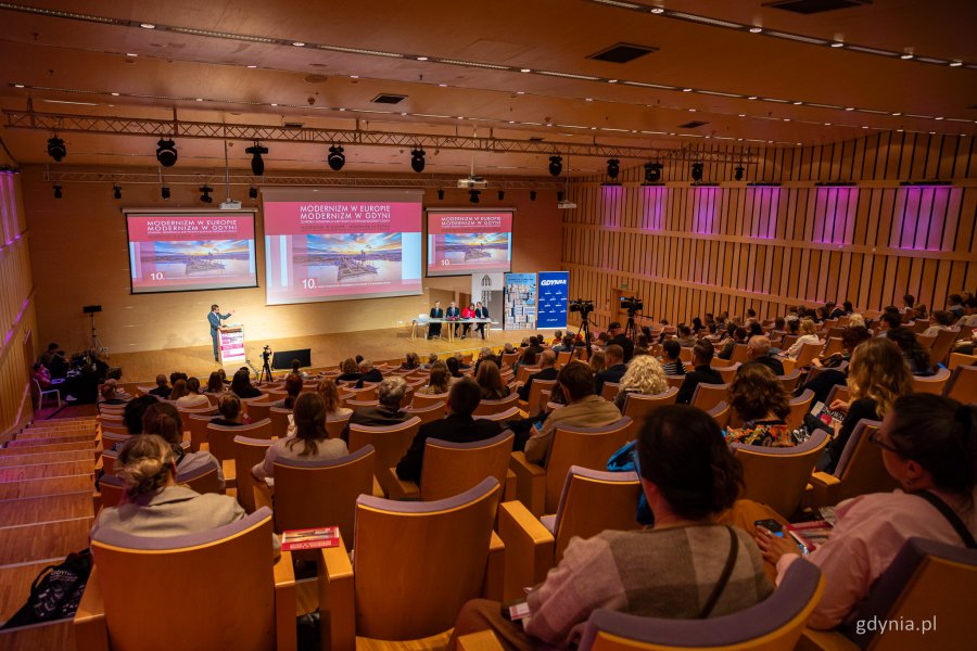 Mariusz Lewicki, stały przedstawiciel RP przy UNESCO w Paryżu podczas panelu otwierającego konferencję „Modernizm w Europie – modernizm w Gdyni” – dzień pierwszy, piątek, 18 września (fot. Kamil Złoch)