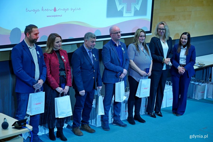 Odznaczeni honorowi dawcy krwi z Wejherowa wraz z dr hab. Marleną Robakowską &ndash; dyrektor Regionalnego Centrum Krwiodawstwa i Krwiolecznictwa w Gdańsku i Iwoną Piastowską &ndash; sekretarz miasta Wejherowa podczas gali w PPNT Gdynia 