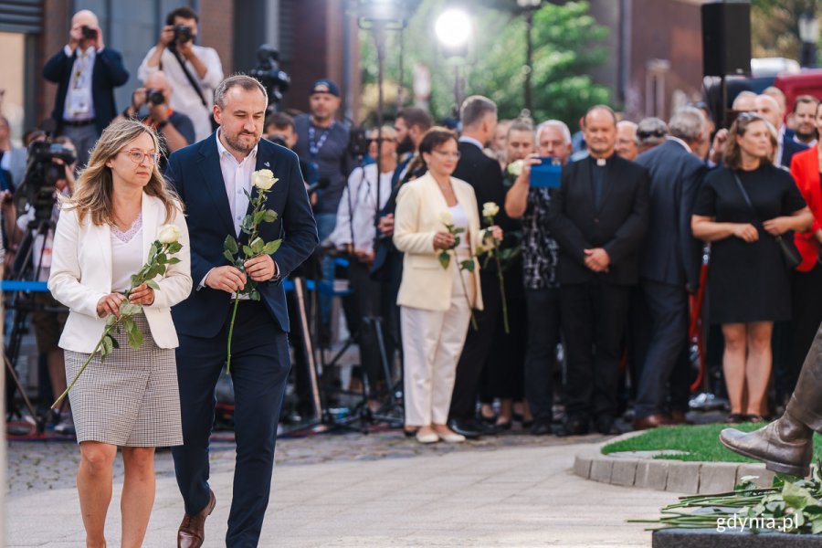 Tomasz Augustyniak, wiceprezydent Gdyni złożył kwiaty pod pomnikiem Lecha Bądkowskiego (fot. Mateusz Dietrich)
