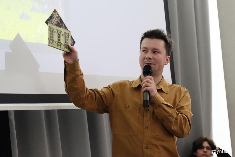 Światowy Tydzień Przedsiębiorczości 2025 w ZSA-E w Gdyni, na zdjęciu gdyński grafik Jan Rutka (fot. Katarzyna Balcerzak)