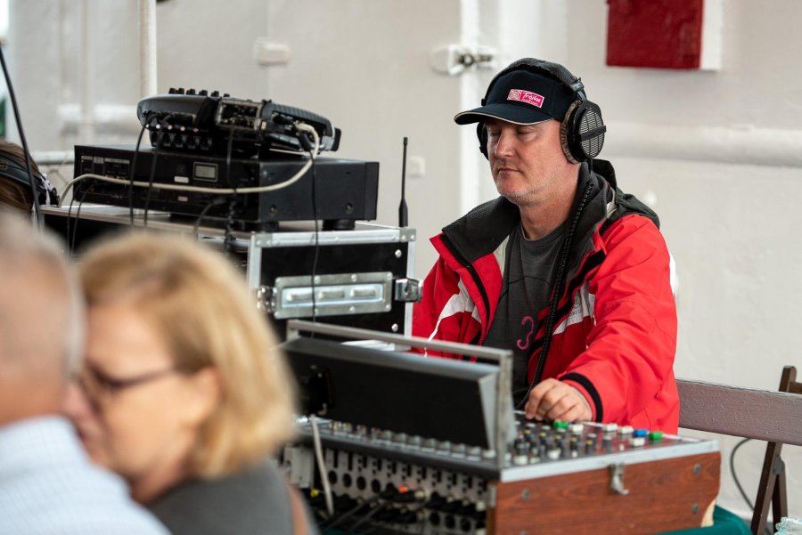 Plenerowe studia Polskiego Radia nadają z Gdyni przed „Lato z Radiem Festiwal”, fot. Dawid Linkowski
