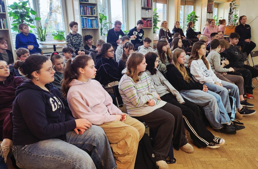 Młodzież z SP 21 w Gdyni podczas debaty o hejcie w Konsulacie Kultury w Gdyni