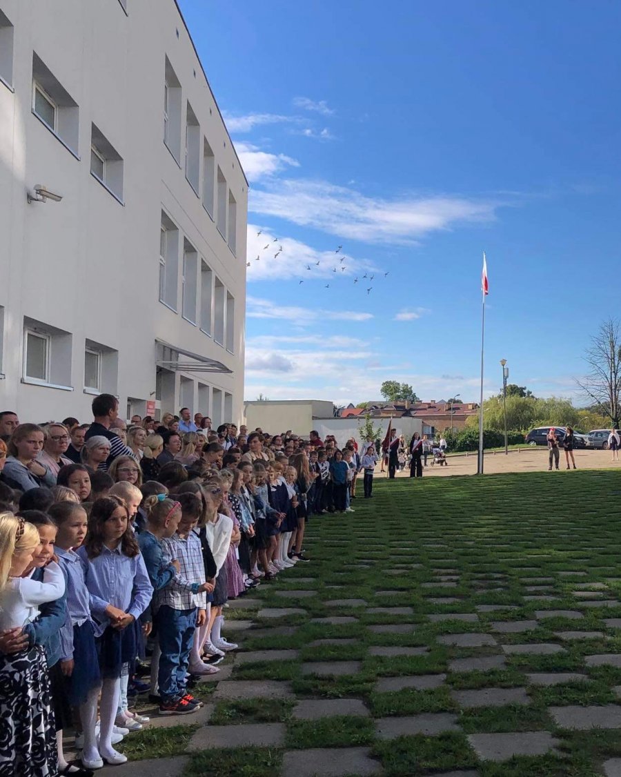 Uczniowie na boisku szkoły