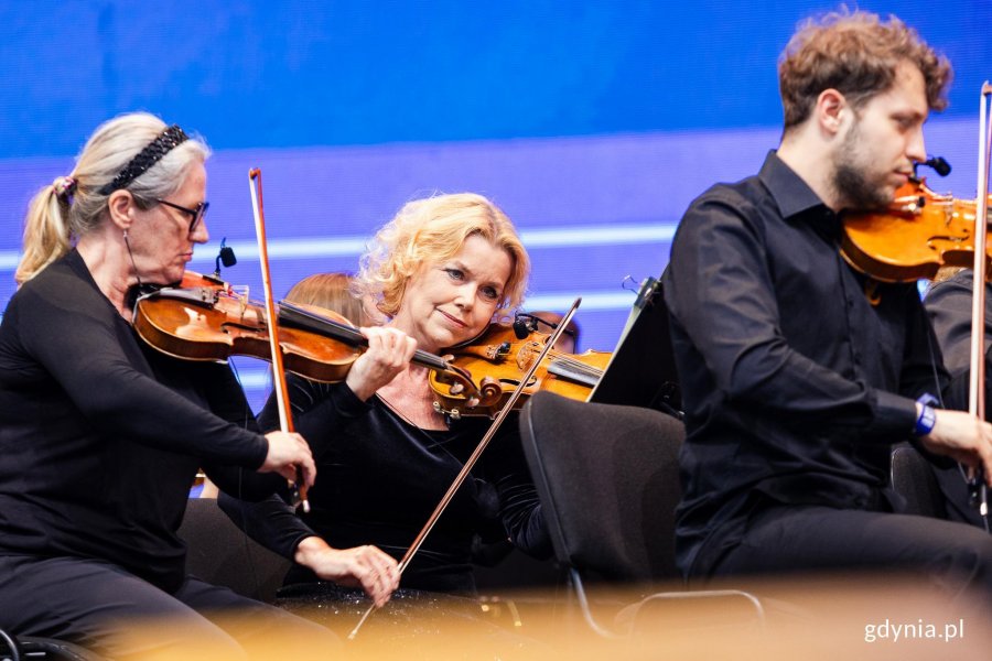 Muzycy orkiestry Sinfonia Varsovia podczas koncertu &bdquo;Chopin na Open&rsquo;erze&rdquo;