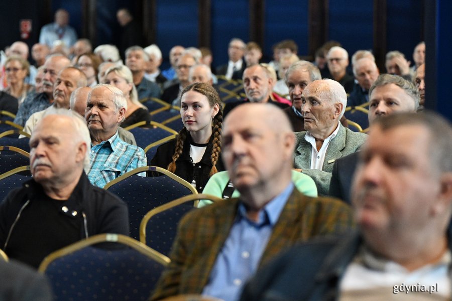 Uroczystość wręczenia odznak honorowych w Sali Koncertowej Portu Gdynia w ramach gdyńskich obchodów 45. rocznicy zakończenia strajków i podpisania porozumień sierpniowych (fot. Michał Puszczewicz)