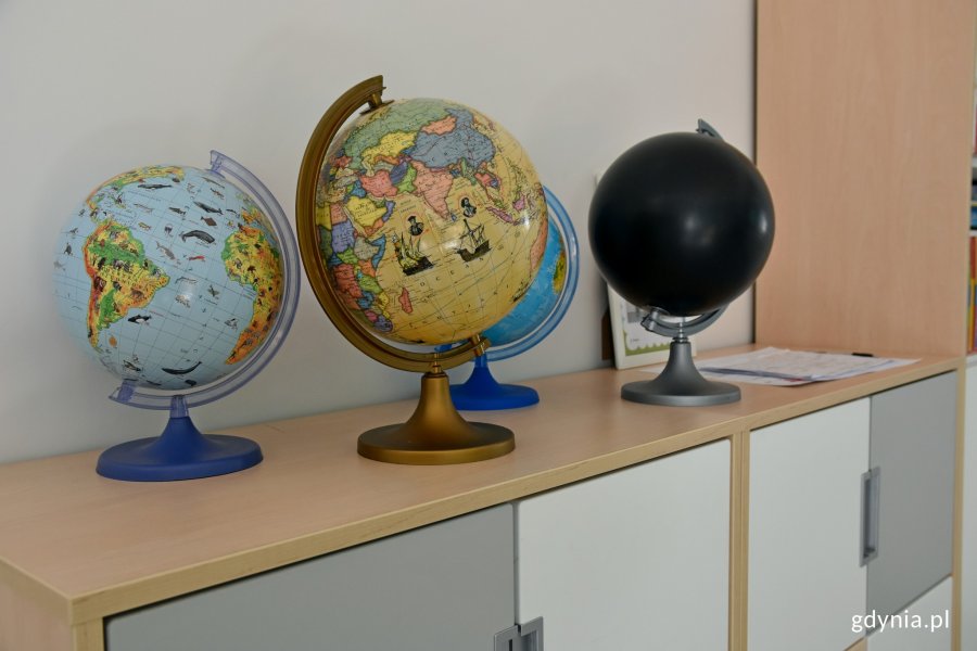 Globusy ustawione na szafce w jednej z sal Szkoły Podstawowej Stowarzyszenia DAR w Gdyni // fot. Magdalena Czernek // fot. Magdalena Czernek