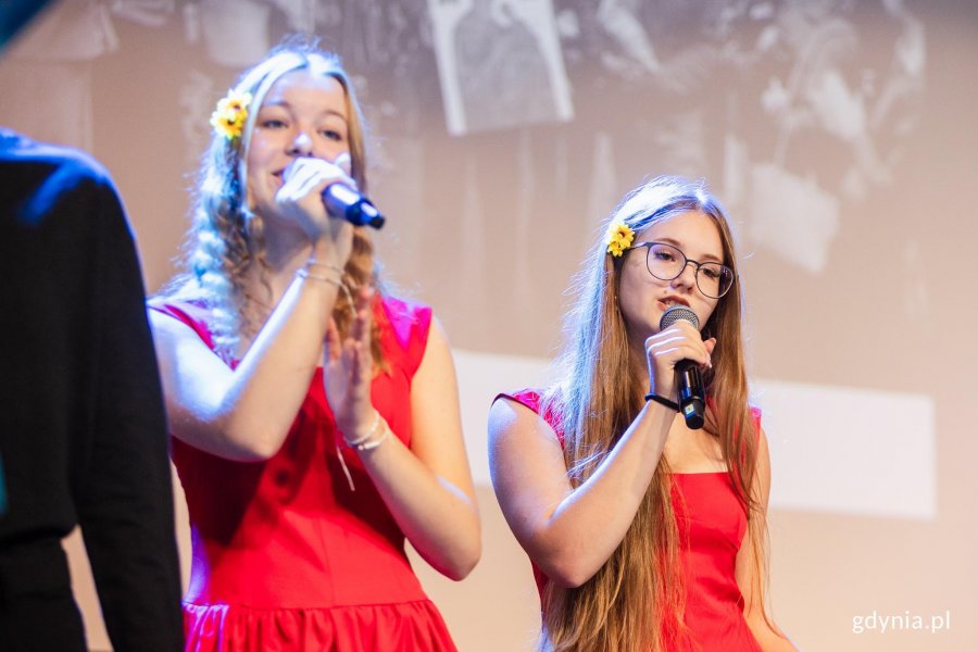 Uroczystości uświetnił występ wokalistek z Młodzieżowego Domu Kultury (fot. Karol Stańczak)