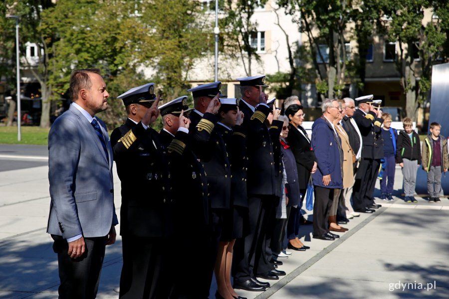 W uroczystości z okazji 82. rocznicy utworzenia Polskiego Państwa Podziemnego wzięli udział m.in.: wiceprezydent Gdyni Marek Łucyk (pierwszy z lewej), przedstawiciele Marynarki Wojennej i delegacja Akademii Marynarki Wojennej (salutują), Zenon Roda i Elżbieta Raczyńska - radni miasta (dziesiąty i jedenasta od lewej) oraz gdyńscy uczniowie i mieszkańcy // fot. Przemysław Kozłowski