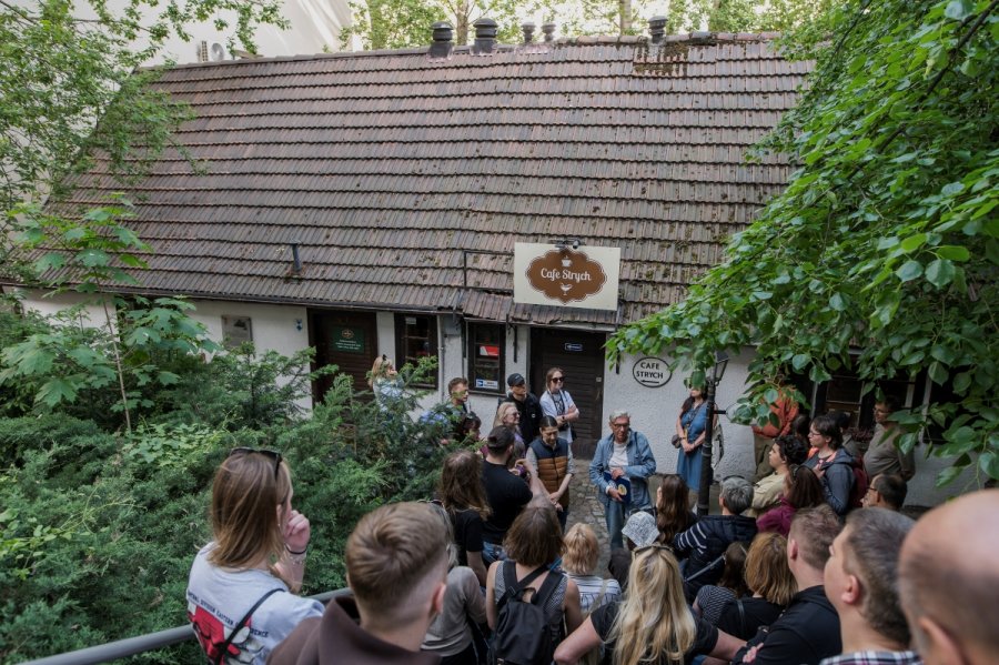 Gdynia Open House. Spacer z Arkadiuszem Brzęczkiem, w tle widoczny Cafe Strych. (fot. Paweł J&oacute;źwiak)