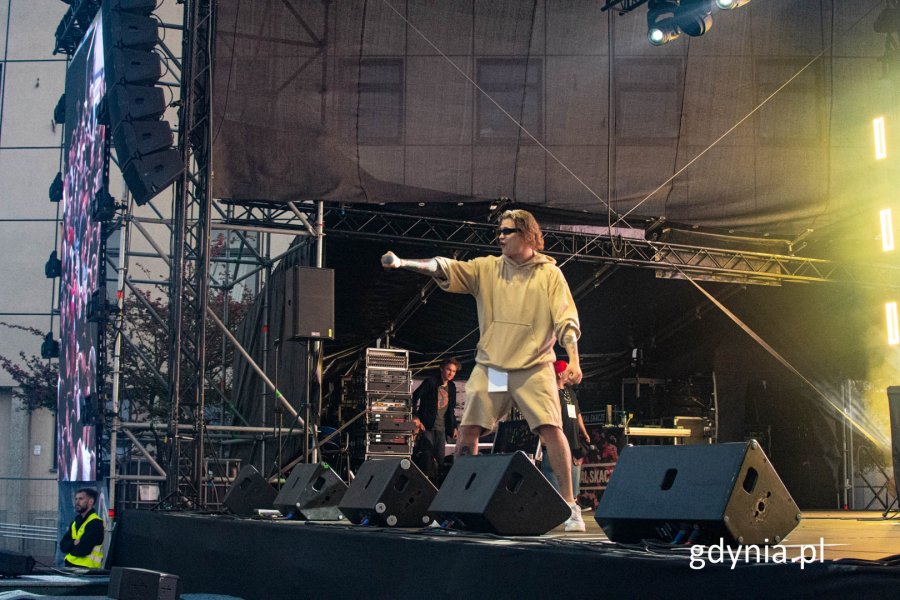Raper na scenie podczas koncertu