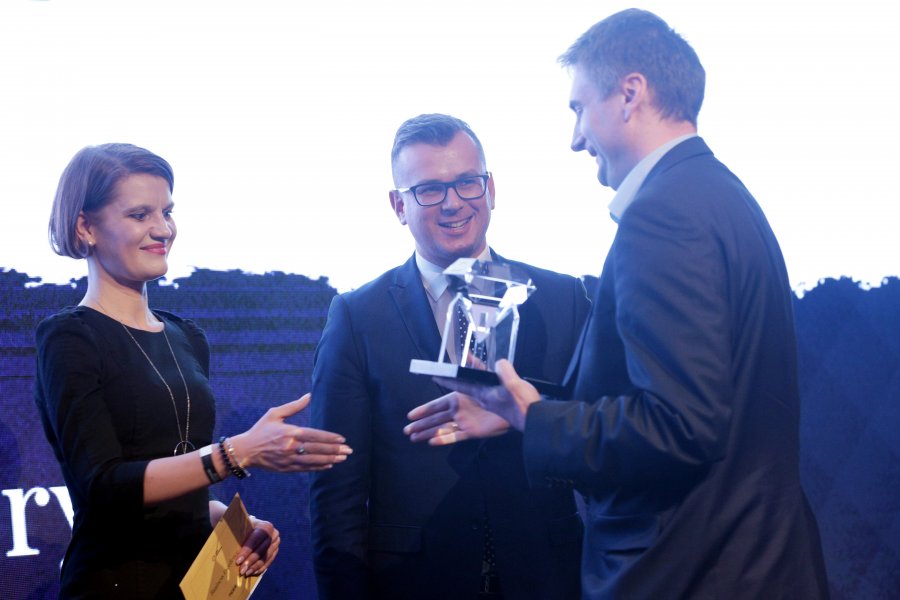 ABSL Diamonds Awards - ceremonia wręczenia nagród. Na zdjęciu: Katarzyna Gruszecka-Spychała i przedstawiciele zwycięskiej firmy // mat.prasowe ABSL Poland